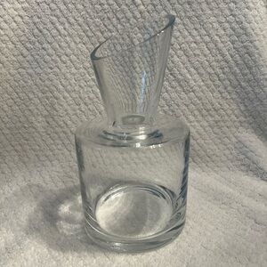 - Beautiful clear heavyweight glass decanter 8 x 4 inch, holds 32oz